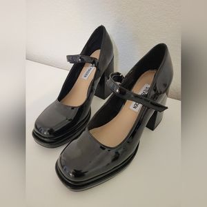 SOLD Size 6 Steve Madden Mary Jane Pumps